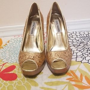 Steve Madden Gold Glitter peep toe pump